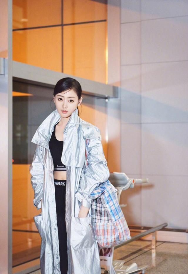 张天爱现身机场，长款风衣配健身服潮翻了，网友:包包才是真的潮