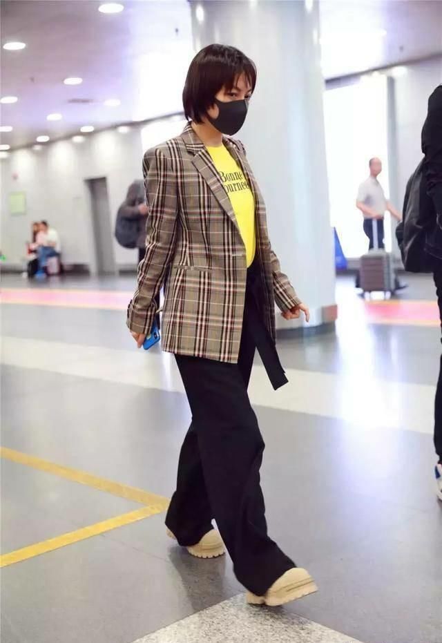 背带裤粉帽子的吴昕满满少女感,就是这双腿太出戏了