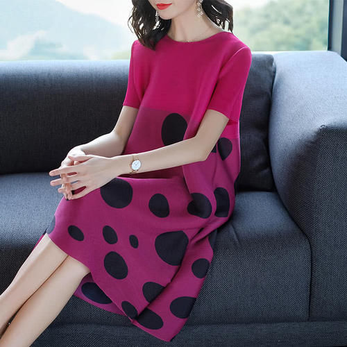 40岁女人这样穿才高雅！“素雅裙＋平鞋”，高贵大方超时尚