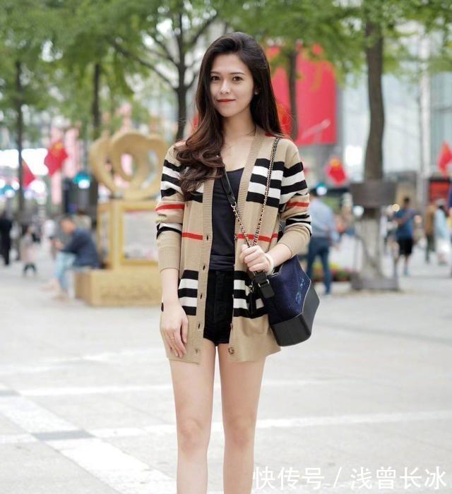  『迷人』柔情绰态的小姐姐，一件粉红色上衣配白裙子，太迷人了