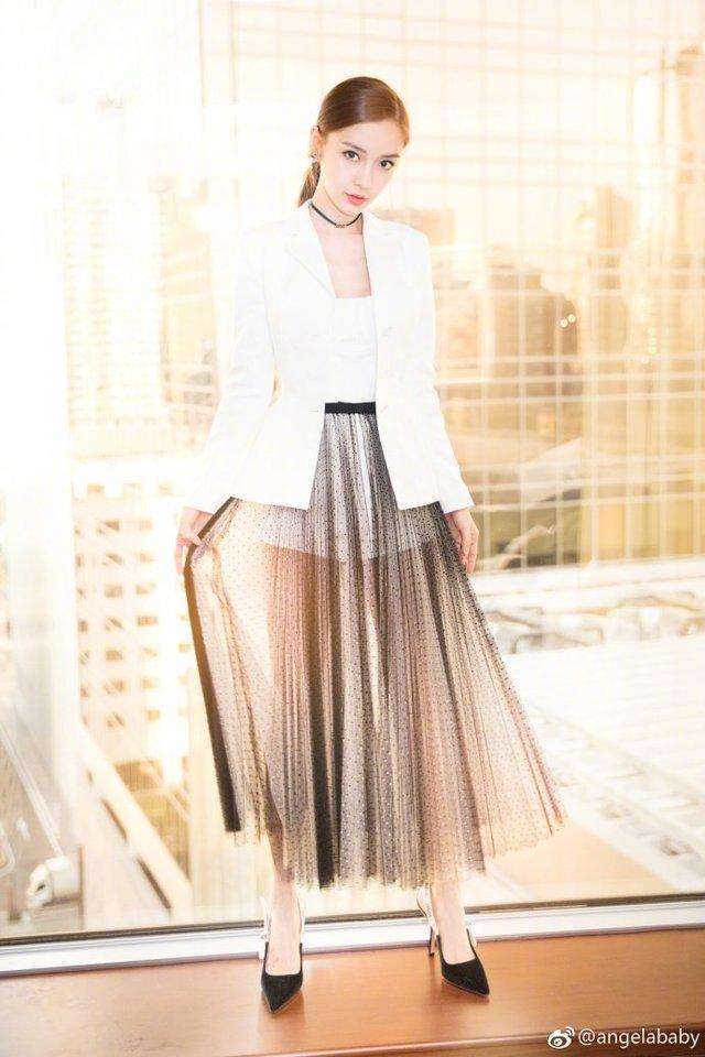 baby迷上驴蹄鞋! 连和迪丽热巴同台都不放过, 但是结果尴尬了