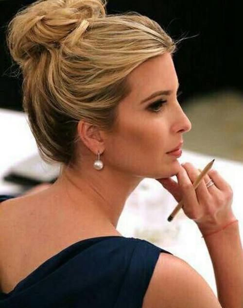 伊万卡的动人照,前面深V蕾丝裙超有气质!