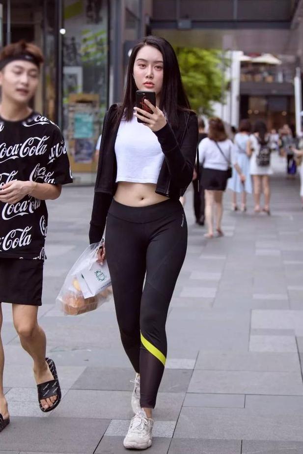 街拍:紧身打底裤的姐姐,搭配短t恤组成露脐装,超显魅力又迷人