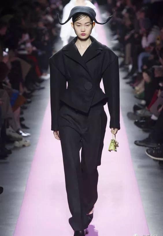  『时装画技法』时装系统里最难穿的一种类型——西装，在大牌设计师手下是如何被重塑？