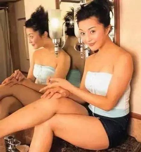 36岁的范冰冰“臀大惊人”! 裙子都快撑破了