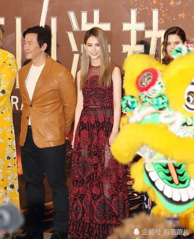 昆凌居然在礼服裙里穿背心，腰都遮没了，网友：露一点不要紧的！