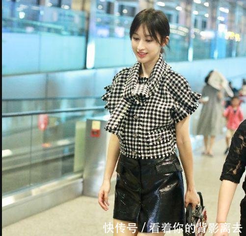张俪穿黑白格子上衣搭配黑色皮裙现身机场 留着刘海长发气质甜美