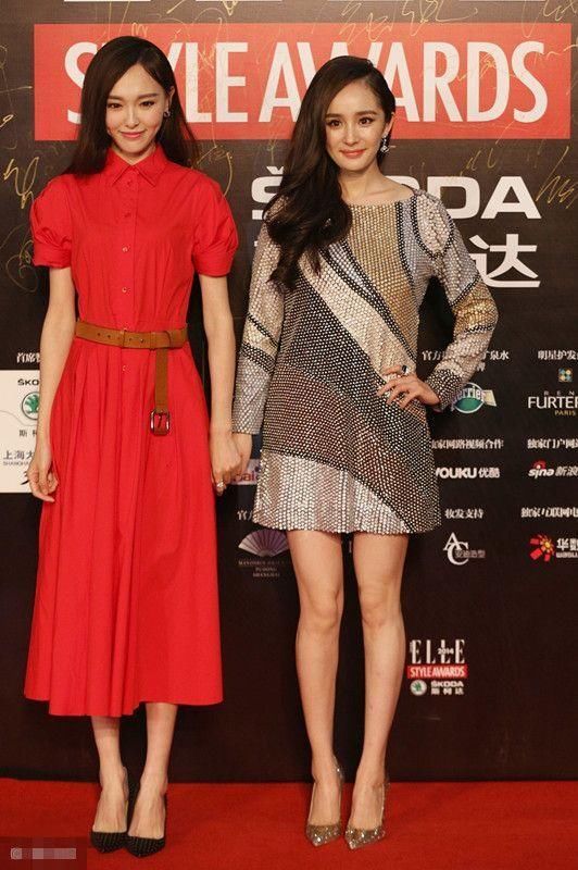 同穿红色，冉莹颖跟其他女星画风就不一样！网友：她在秀事业线！