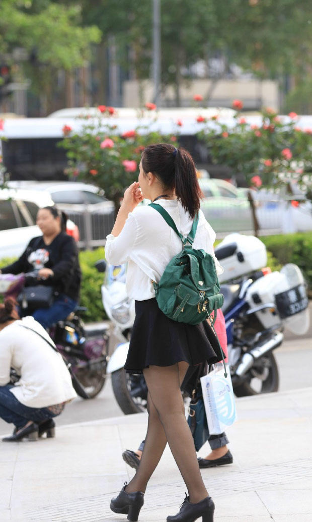 路边的小美眉超短裙配黑丝小皮鞋给人视觉冲击，肉感身材很有女人