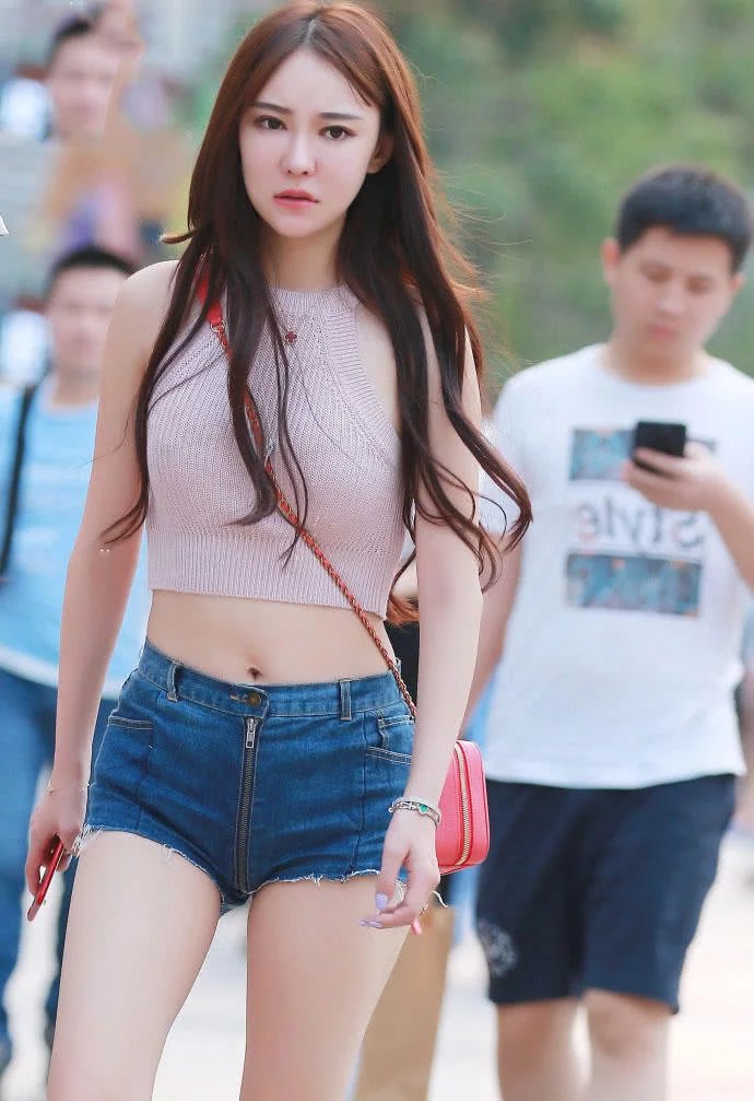 气质小姐姐身段紧致性感露脐装，湿身短裤包裹肥硕臀部很有看头