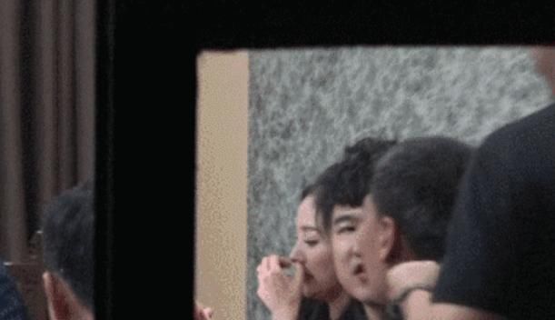 杨幂吃火锅被亲戚偷拍，粉丝发现视频中的不对劲后，要求删除!