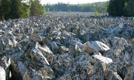 俄罗斯有这样的一条河，一滴水没有全是大石头