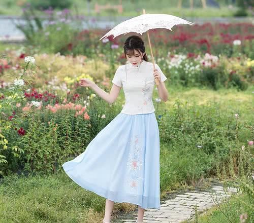 「女人」穿哪些的长袖连衣裙,才可以显出雅致女人气质,搭出时尚潮流女人气质