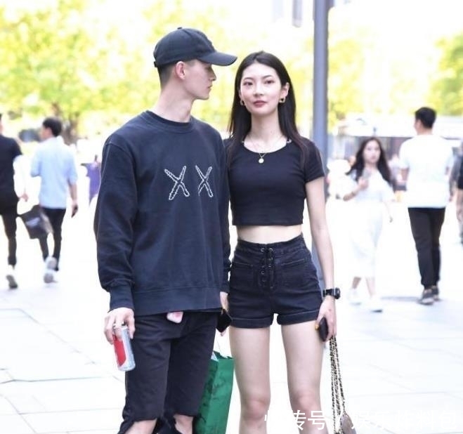  #气质#美女街拍：天生丽质的小姐姐，散发出女神气质，身材真好看！