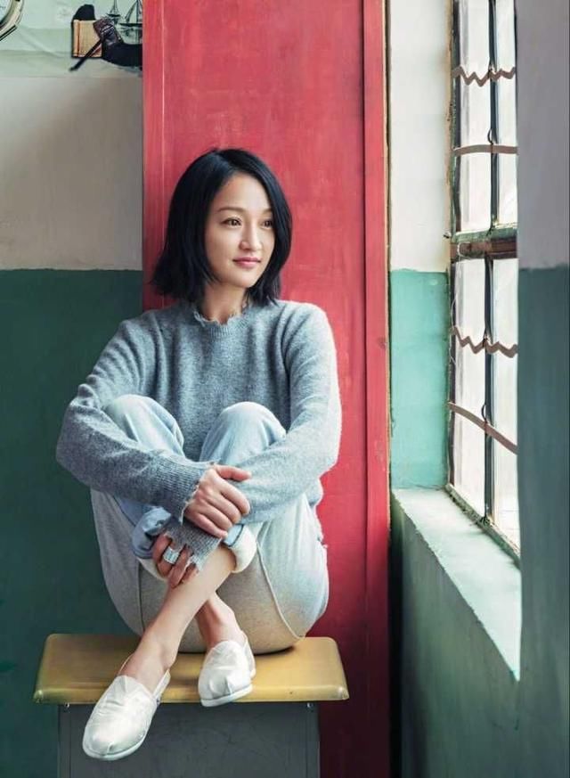 周迅得罪造型师？时尚大片显老十岁，眼睛也失去了往日的灵动感！