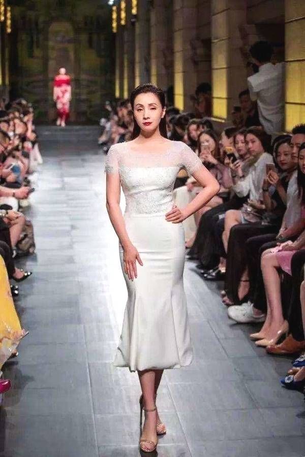 陶虹穿着包臀裙真的美翻了, 快来看看她的包臀裙百变造型吧!