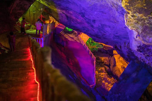 中国最“壕”景区，45吨金矿石丢在路边没人敢偷，网友：有心无力