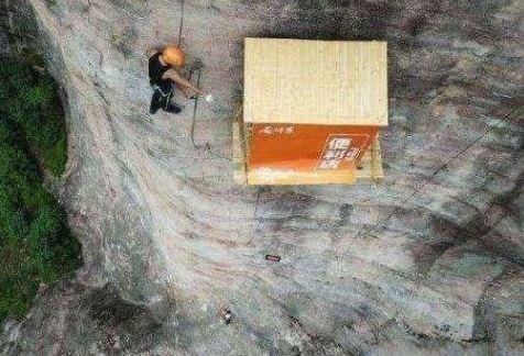 男子悬崖峭壁上开小卖部收入颇丰