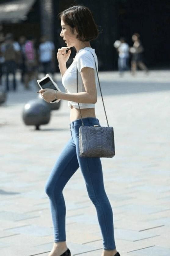 牛仔裤的小姐姐，一扭一动尽显曲线，凹出曼妙身姿！