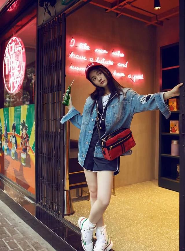 张雪迎有点恶趣味了，穿着“口袋裤”就出门，化妆品都藏裤兜了？