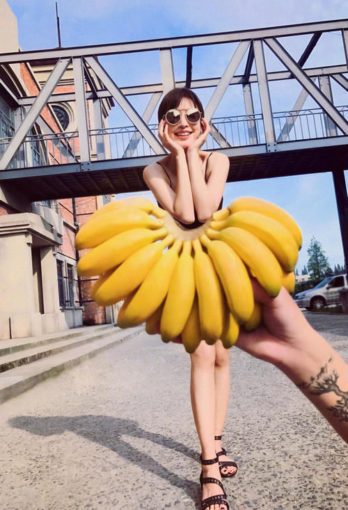 张俪红白不规则吊带，短发清新凉爽，简单装扮尽显女神气质！