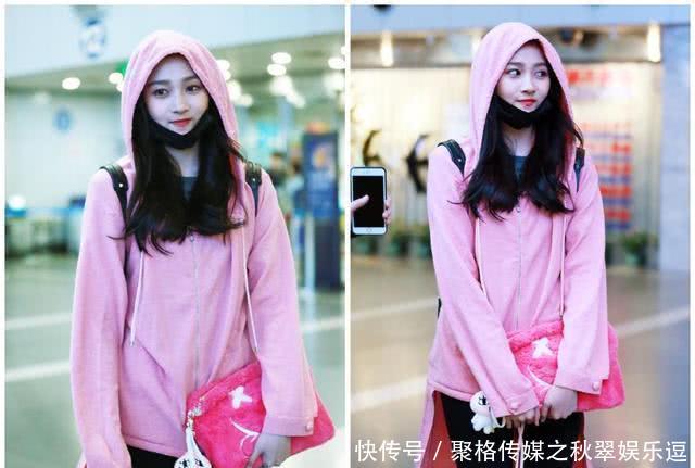 关晓彤终于穿对了，粉色外套搭配九分裤，这才是美少女该有的模样