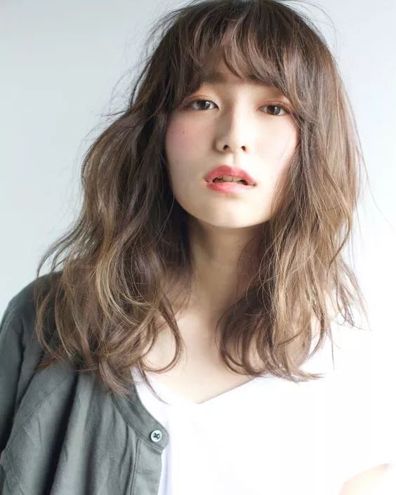 Produce48的C位少女宫胁咲良，她的神秘“铁刘海”真不是粘了胶水