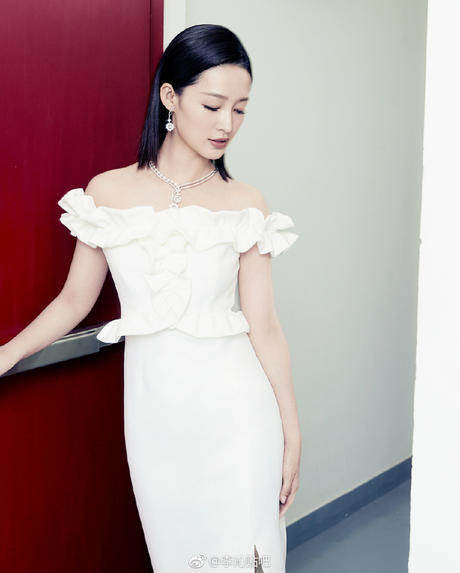 28岁李沁美腻了！一袭红色长裙明媚动人，网友：比孙怡还要美