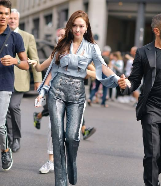 时装周秀身材真够狠: 这么窄的西裤还硬穿, 网友: 显腿长呗