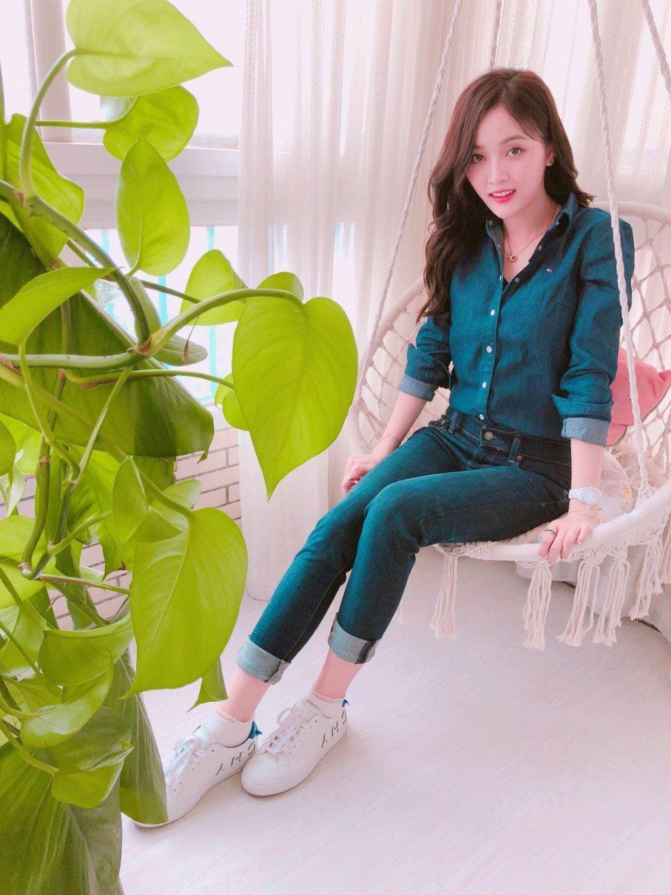 吴宣仪穿衣服一成不变!总是上演下衣失踪，网友:看得我都烦了!