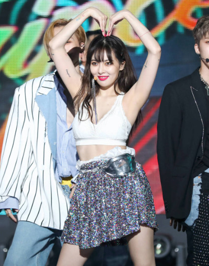 金泫雅上街遭偷拍，身穿豹纹裙大秀好身材，网友：不愧是性感女神