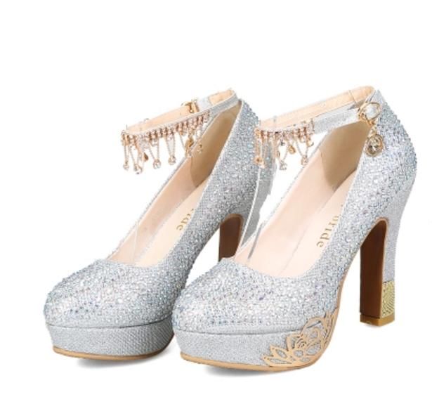 穿高跟鞋很累？尖头细跟高跟鞋要这样穿，学会了你就是最美女神！