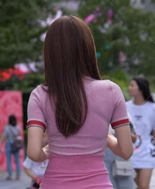  短袖■街拍：面带笑容的美女，一件浅色短袖配牛仔裤，时尚唯美气质