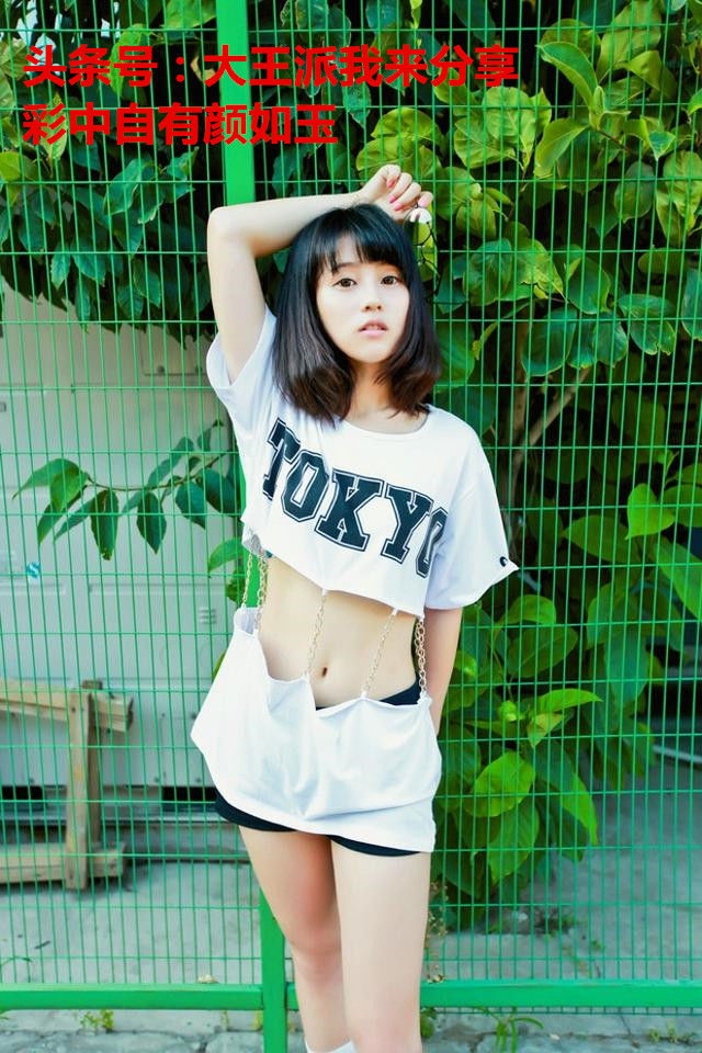 街拍:露脐美女展示魔鬼身材，用超短热裤展示修长玉腿的美女