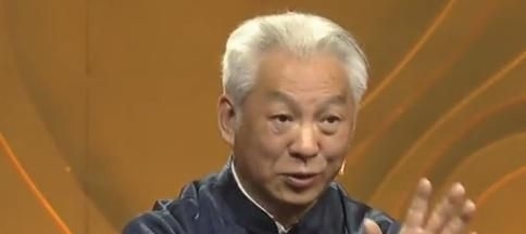 大姐带“破石”来鉴宝，称在地摊花几万块买的，专家：宝贝啊