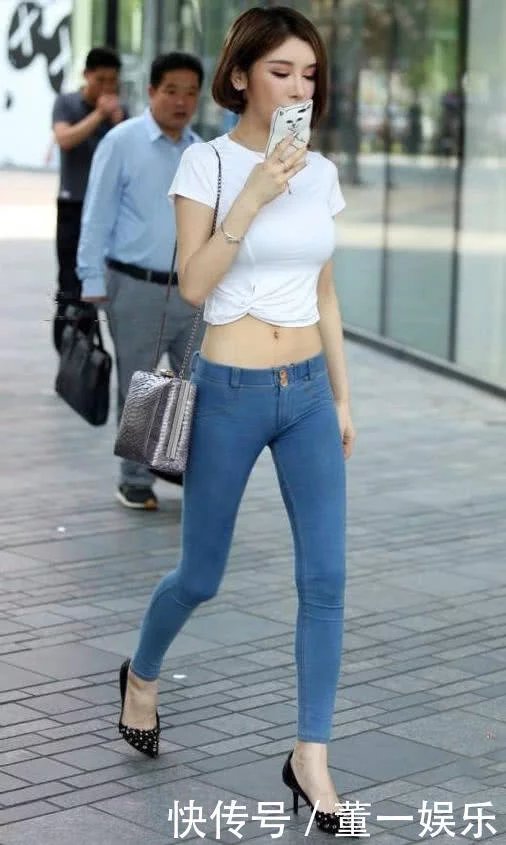 气质小姐姐紧身裤秀出一双修长的美腿，穿牛仔裤把自己的身材衬托