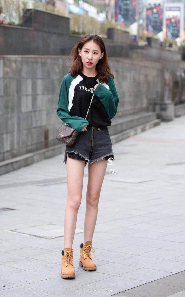 街拍：小姐姐下身的牛仔裤是浅蓝色的紧身款式，简单又大气