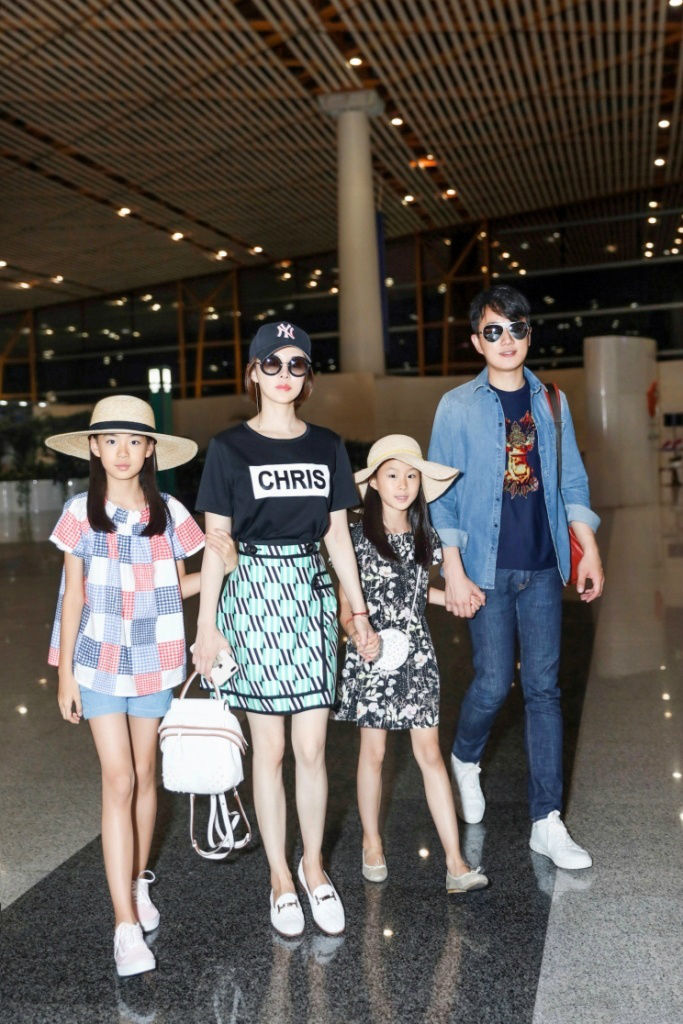 佟大为关悦这一家子的腿都是复制黏贴的吧!女儿腿长很吓人哦!