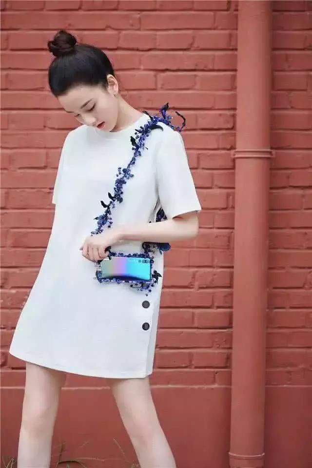 宋祖儿终于秀腿了，大长腿完败关晓彤，这才是货真价实的腿精!