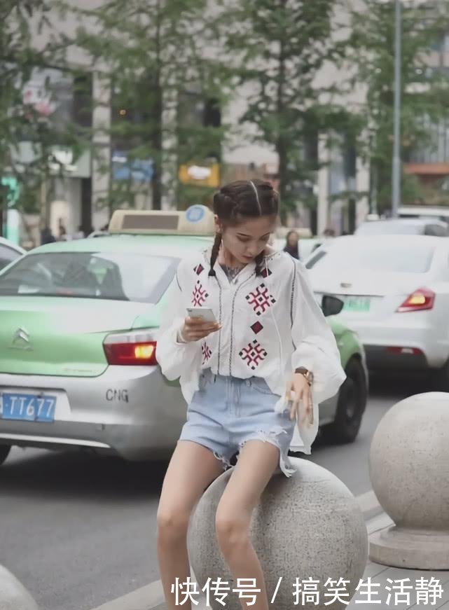 点心:小姐姐因出门太急抹粉不均匀,穿热裤秀出“阴阳腿”,长点心吧!