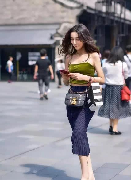 街拍：穿紧身裤的美女，把身材展现得淋漓尽致，难怪男人这么喜欢