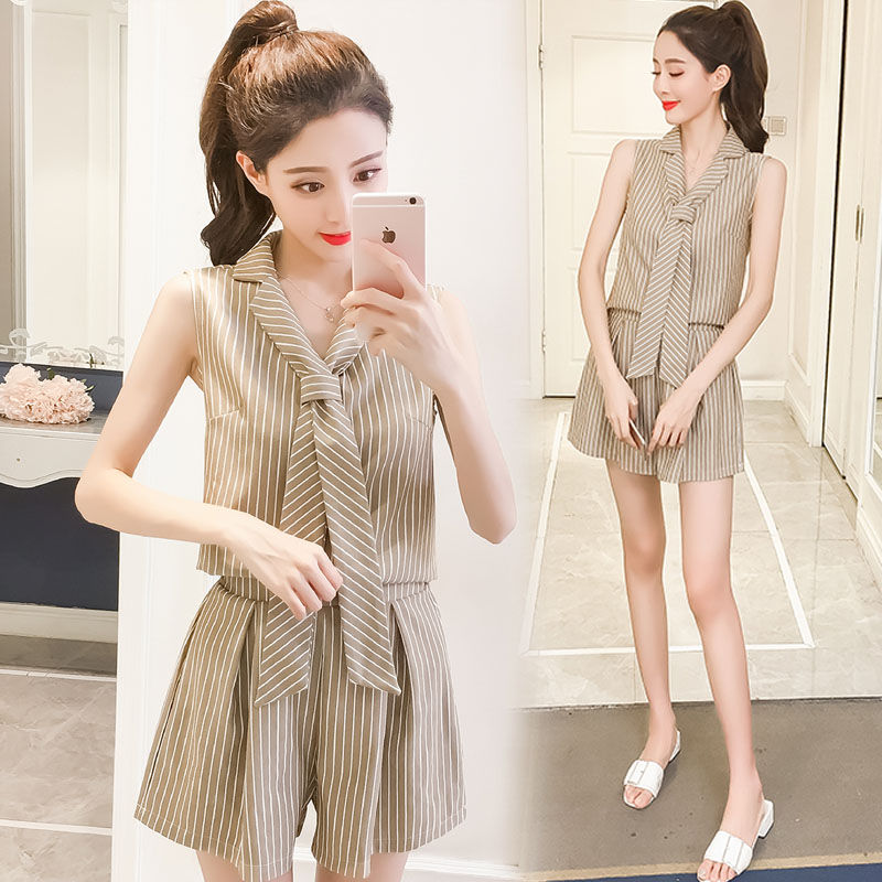 如果你是7080后，穿裙子不方便，可以尝试穿套装，时尚显活力