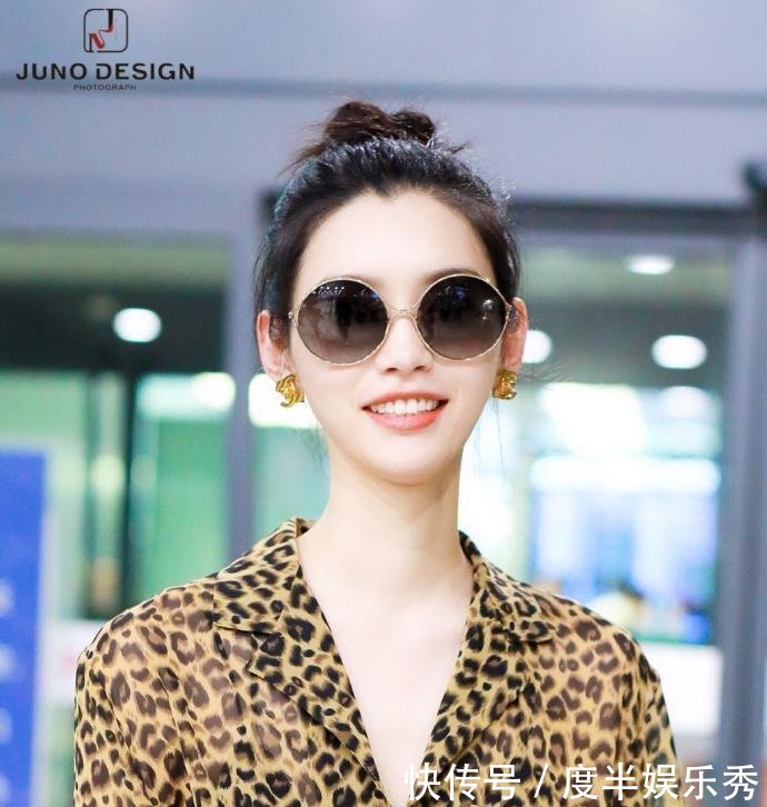 奚梦瑶身穿豹纹衬衫搭配黑色牛仔短裤亮相某机场, 豹纹衫好性感