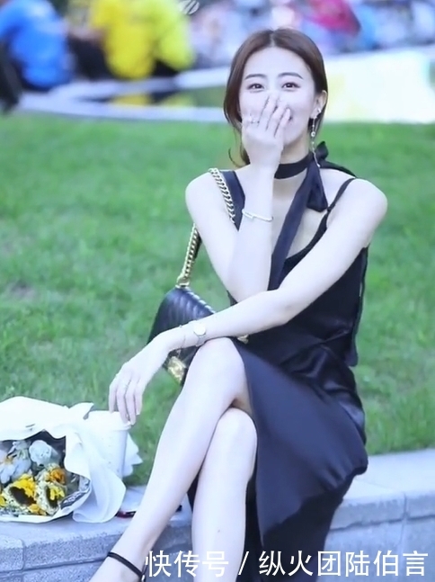  『真丝』美女一袭真丝吊带裙，简直就是优雅女神