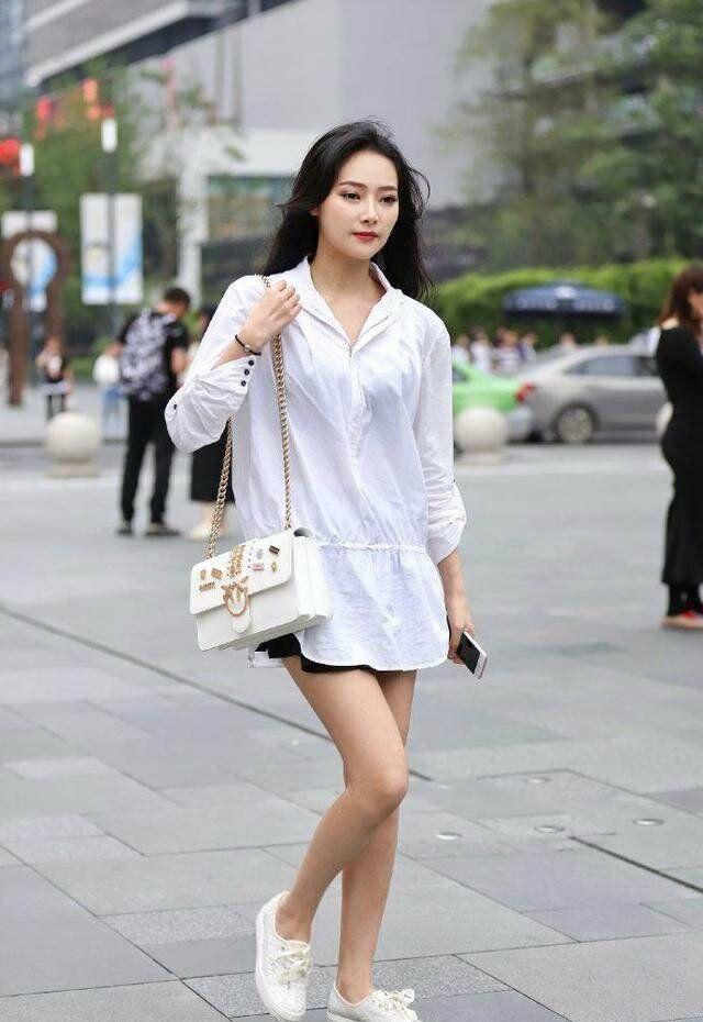 路人街拍：穿吊带和一字肩的漂亮小姐姐，偏偏腿和脚也这么美！