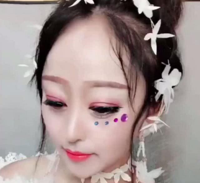 58岁大妈直播卸妆，素颜震惊全网，网友：别拦我，我先跪了