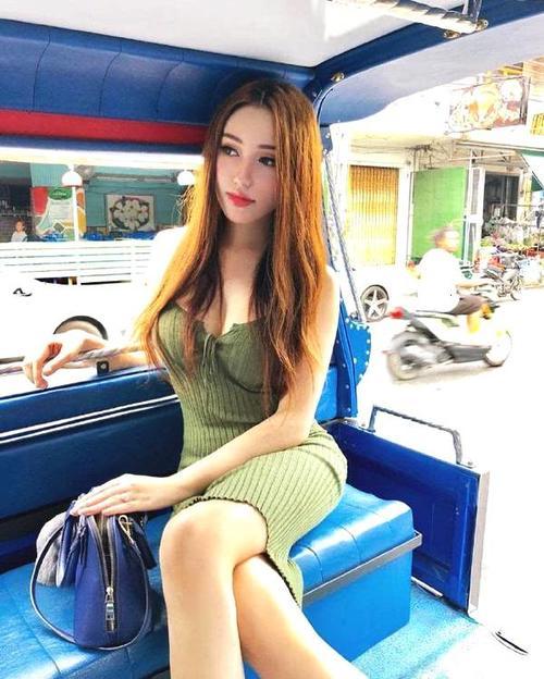 街拍：靓丽的连衣裙妹子，身材曼妙绽放迷人曲线，走到哪都好看！