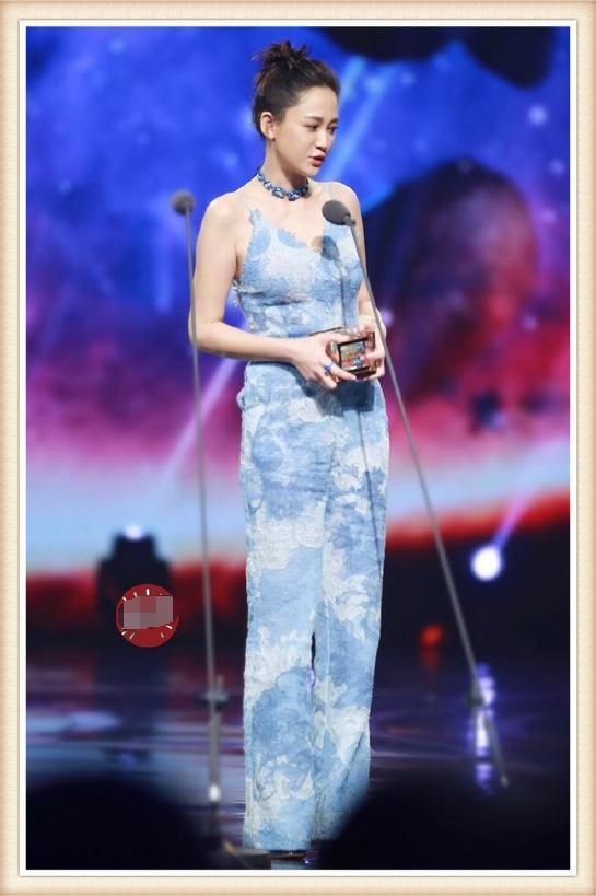 当周冬雨和陈乔恩同穿一件衣服，终于见识了高级脸和网红脸的差距