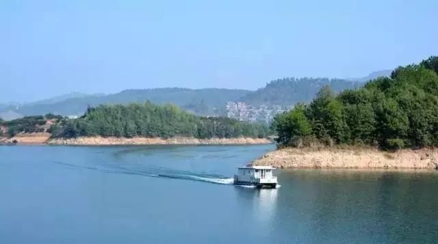 40岁大叔为钓鱼买下一座岛，改造破屋成海景房，真过瘾