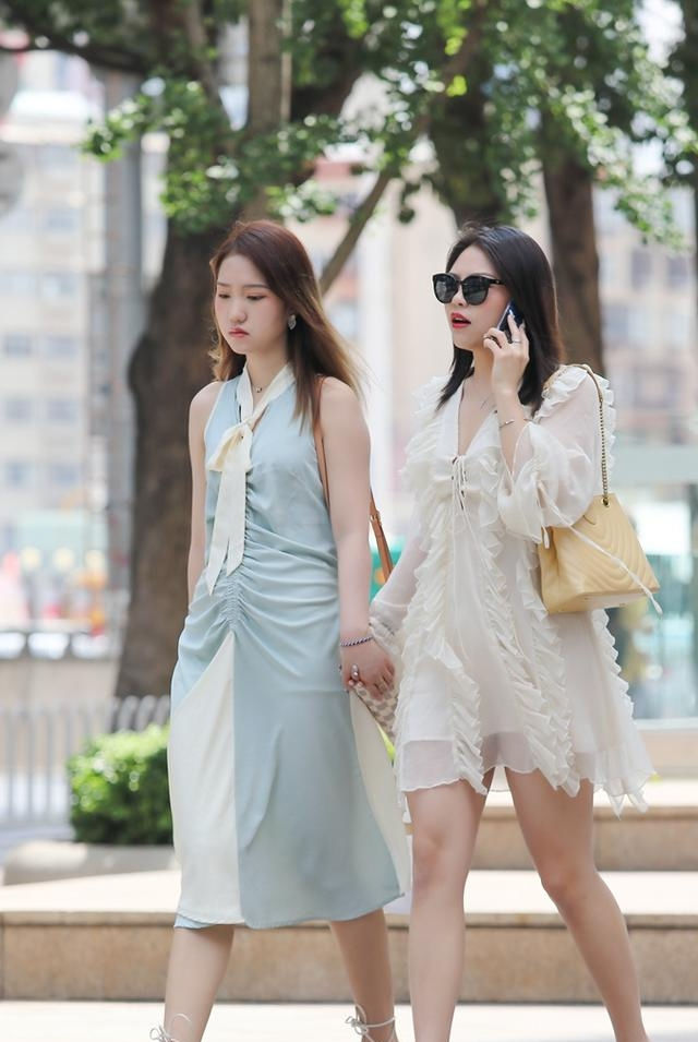  [热裤]路人街拍:精心搭配的热裤美女,散发出甜美气息